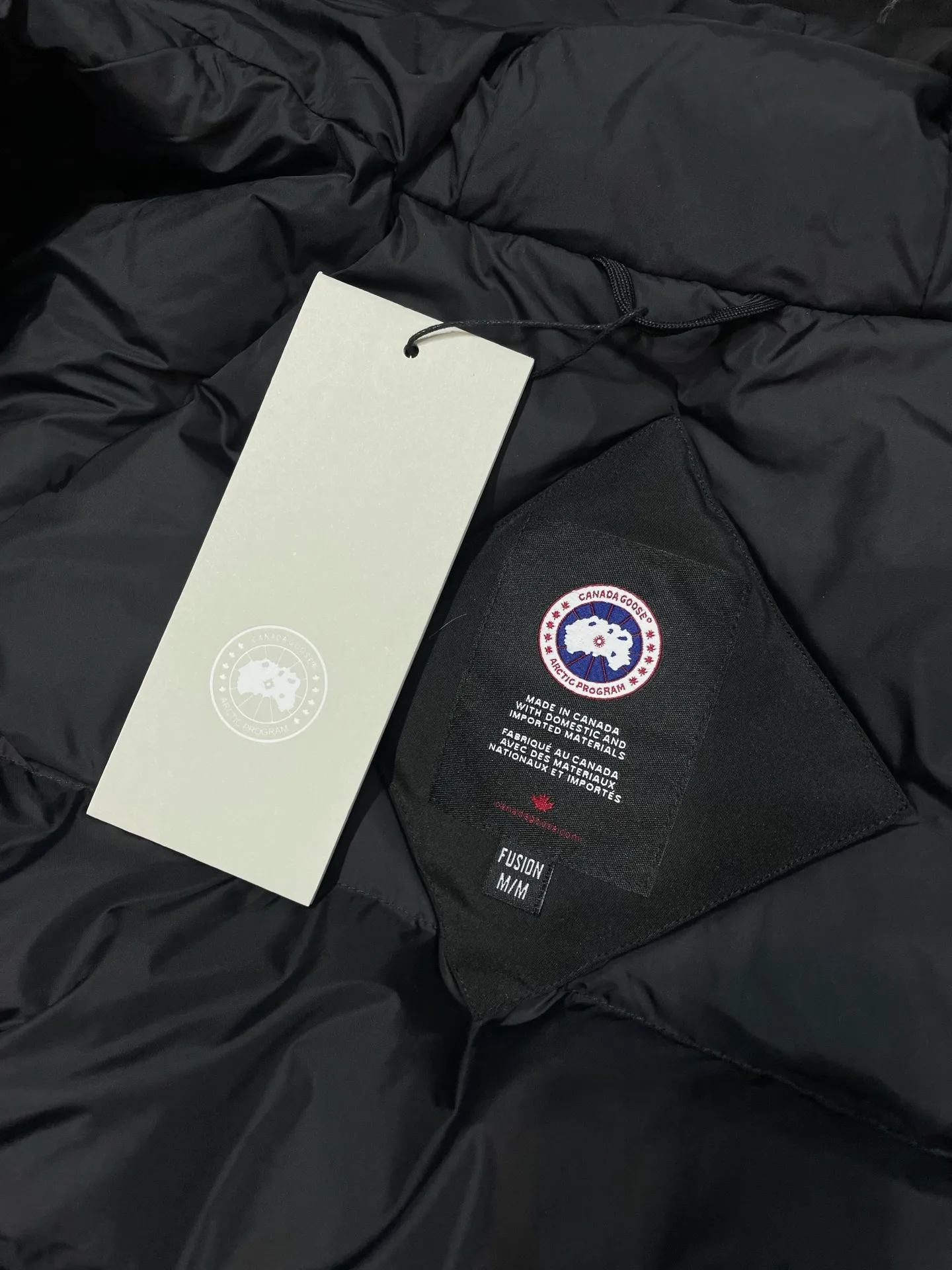 P900 special down Canada Goose Canada Goose #Chilliwack 7999M bomber jacket short down jacket/01 model #女与狠# Genuine synchronous anti-counterfeiting chip sensor! ➖ Imported 21S polyester-cotton blended original fabric [last year’s 16S/18S hard fabrics have been completely eliminated, this year all use 21S genuine synchronous fabrics, the soft mid-strap feels delicate and textured], genuine synchronous Feather-Light 10D waterproof coating fabric, made of 84.5 polyester fiber and 15.5 cotton, 100% the best feel in the entire network! ➖ The genuine official website is synchronized with the national standard 80 white duck down, you can check the official website customer service, there will never be a series of misleading claims such as 90 down or goose down! ➖ Using the best nylon lining with double double-layer sealing design, velvet-proof No. 7 needle + grid-filled down ready-made garments, there is 100% no so-called velvet running! ➖ The cuffs are designed with thickened seamless threads, and the collar and pockets are lined with top-quality polar fleece to keep you warm and comfortable! ➖ Yoshida YKK provides original custom-made electroplated sliders. YKK two-way lockable zippers are tight and smooth and will not peel off paint! ➖ 3M composite guarantees that the Velcro is the same as the original, durable, and all accessories and hardware are custom-made! ➖ Imported BEHRINGER embroidery machine to customize the 10,000-needle embroidery logo, 98% of which can be reproduced to restore the original logo. You can check and compare on the official website! ➖ The fur collars are all made of large pieces of Western Canadian blue wolf hide, ensuring that each fur collar is 13-15cm wide!   Size:XS-XXL